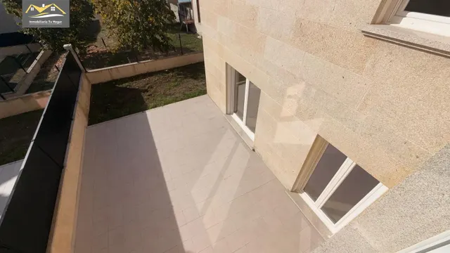 Chalé adosado, con terraza 30m , jardín 70m , garaje para 2 coches. 5 habitaciones. 3 baños. Cocina salón comedor de 35 m2. Magnificas vistas. Muy soleados — 38