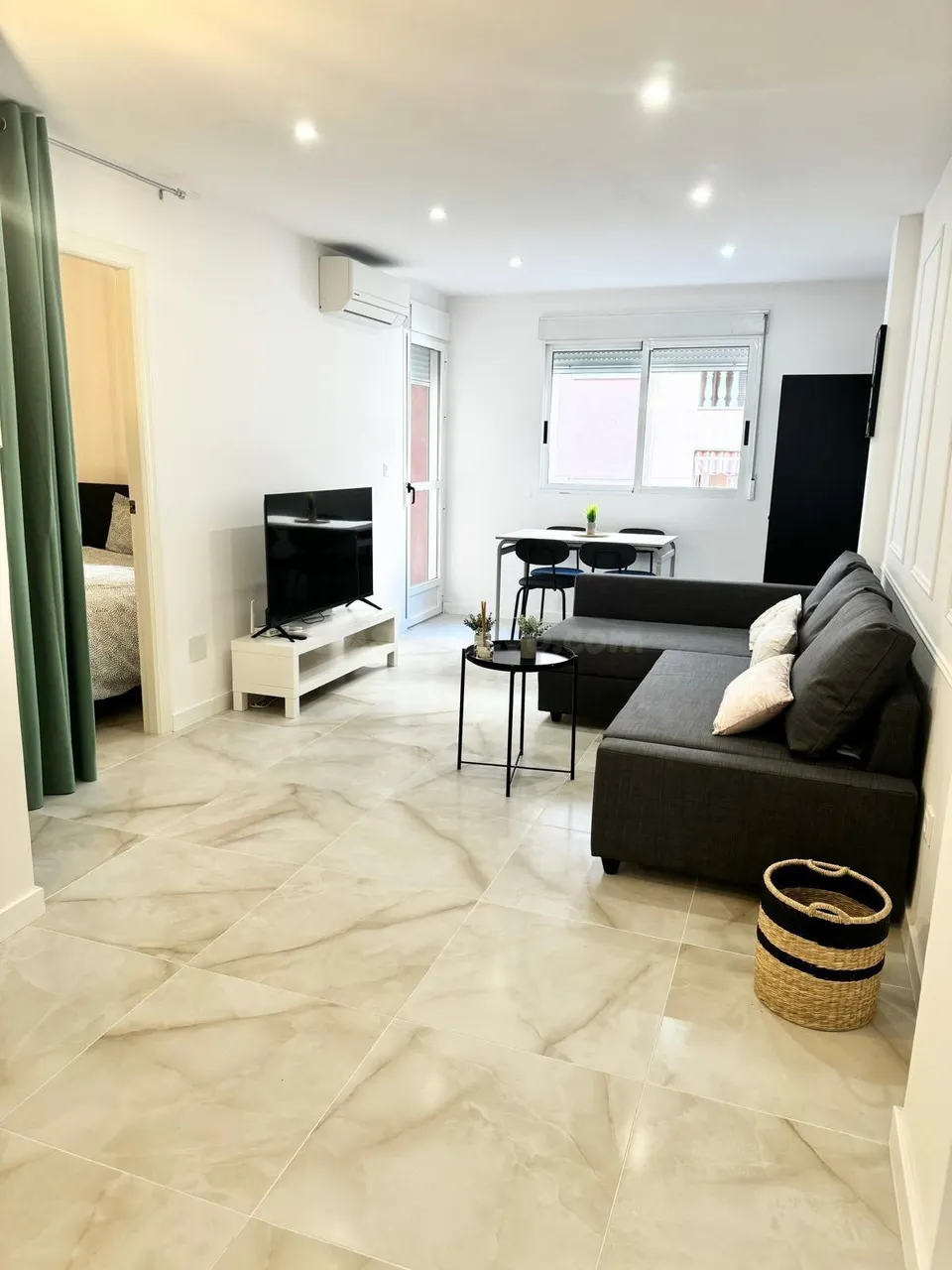 Apartamento de 2 dormitorios  Reformado con licencia turística, piscina  en el Centro de Torrevieja