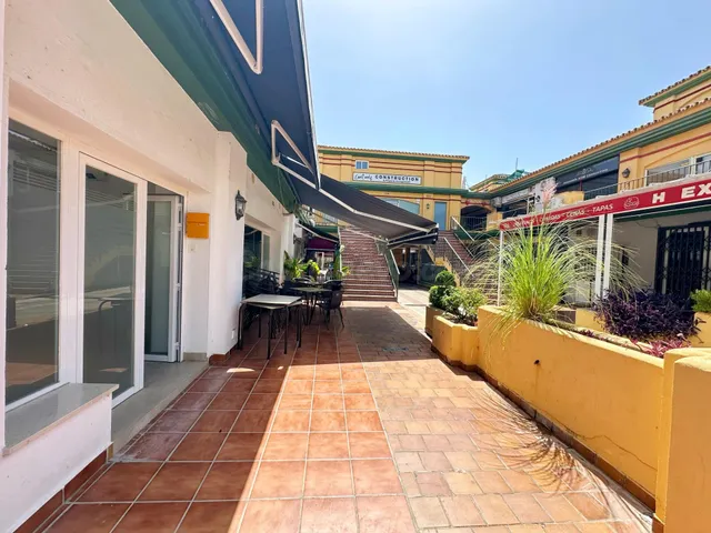 Oficina en venta en Estepona, Costa del Sol – Excelente opor - foto 2