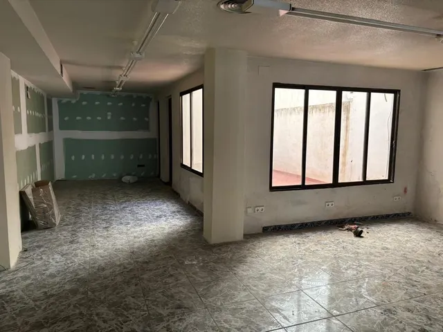 SE ALQUILA LOCAL — 2