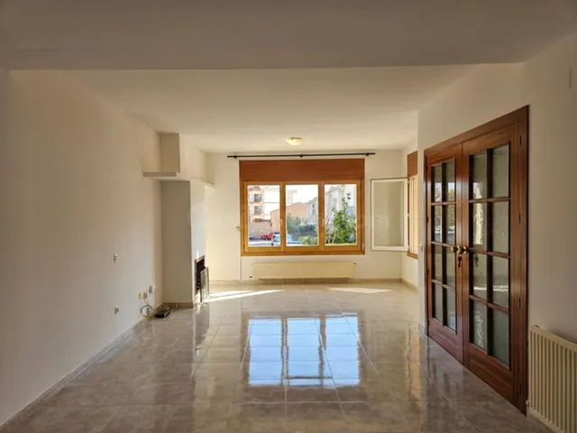 AMPLIA Y FUNCIONAL CASA DE 212 M2 CON GRAN GARAJE Y PATIO EN - foto 2