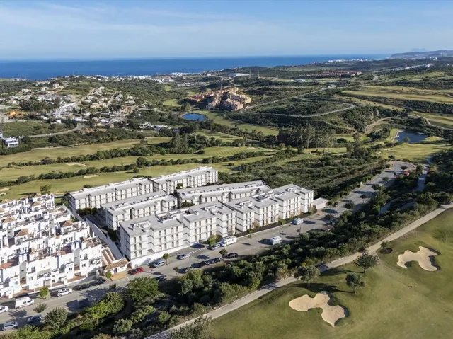Ático de 3 dormitorios y 2 baños con vistas al mar. Estepona