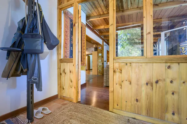 Chalet independiente de una planta con apartamento, piscina y parcela urbana de 2.800 m2 — 14