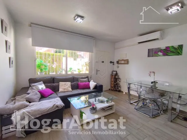 Espacio exterior, luz y privacidad en este adosado reformado en esquina con gran terraza y piscina comunitaria — 13