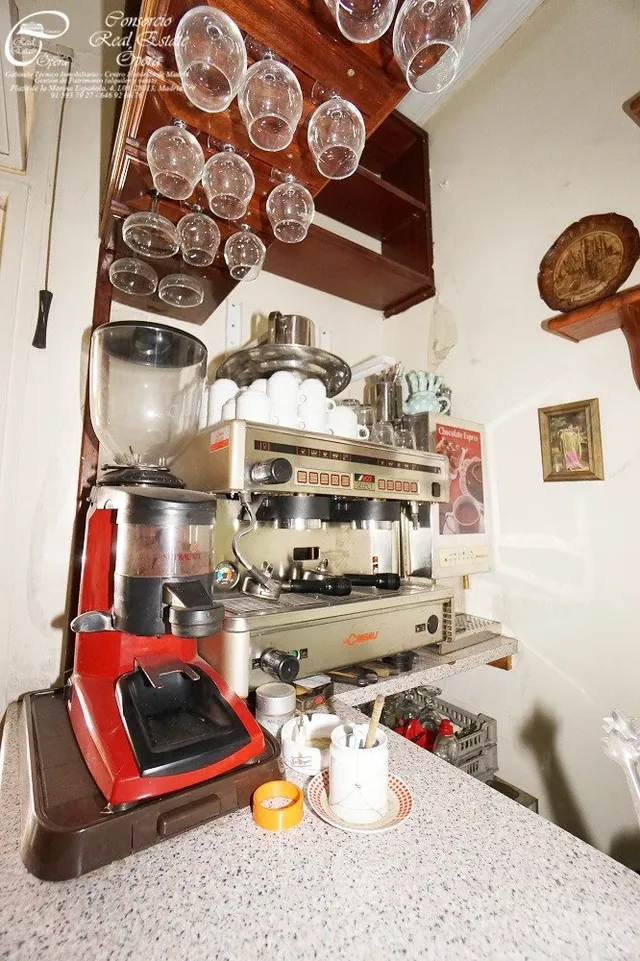BAR CAFETERIA FRENTE A METRO Y RENFE PIRAMIDES — 44