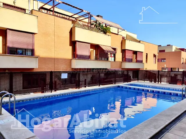 PRECIOSO ADOSADO EN RESIDENCIAL CON PISCINA, GARAJE Y DOS TE - foto 3