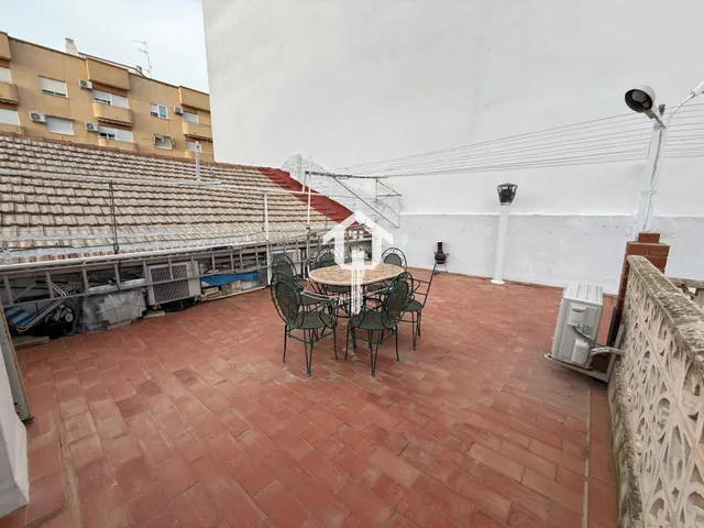Espectacular casa pareada reformada en san vicente del raspeig: 142m2, 5 dormitorios, patio y terraza con solárium — 50