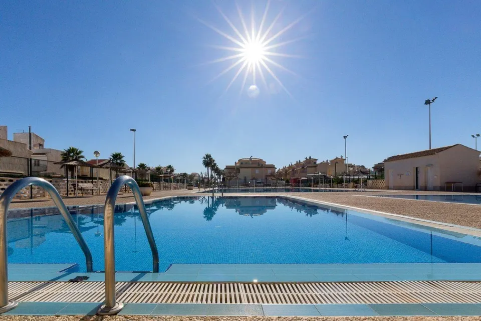 Amplia vivienda en urbanización con aparcamiento y piscina