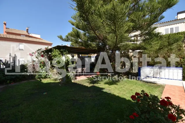 VILLA de 2 alturas con JARDÍN y PISCINA — 20