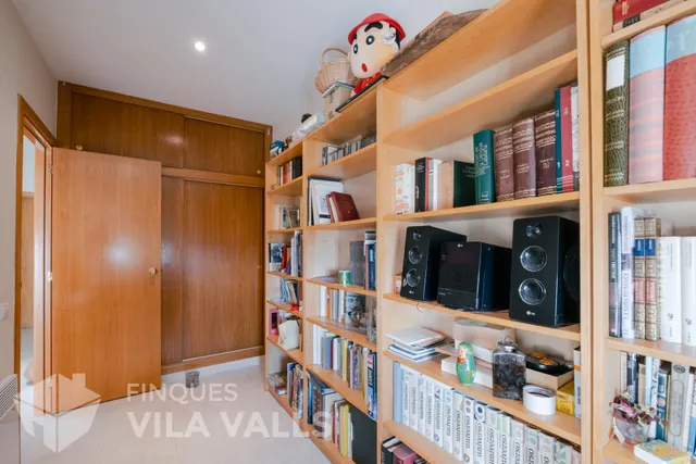 Casa adosada de tres plantas con jardín, terrazas y espacio tipo loft en garaje — 25