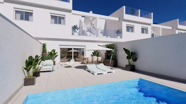 Casas adosadas de nueva construcción en primera línea de La 