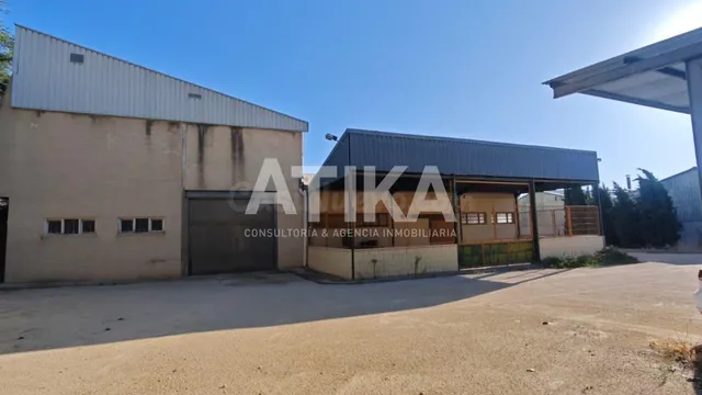 NAVE INDUSTRIAL EN ALQUILER CON AMPLIA PARCELA Y EXCELENTES  - foto 4