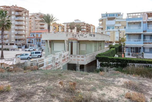Vive el mar desde casa: parcela exclusiva en primera línea de playa en Xeraco — 9