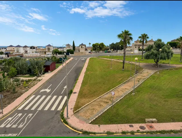 Bungalow con aire acondicionado, vistas al mar y licencia turística – Torrevieja, Costa Blanca — 18