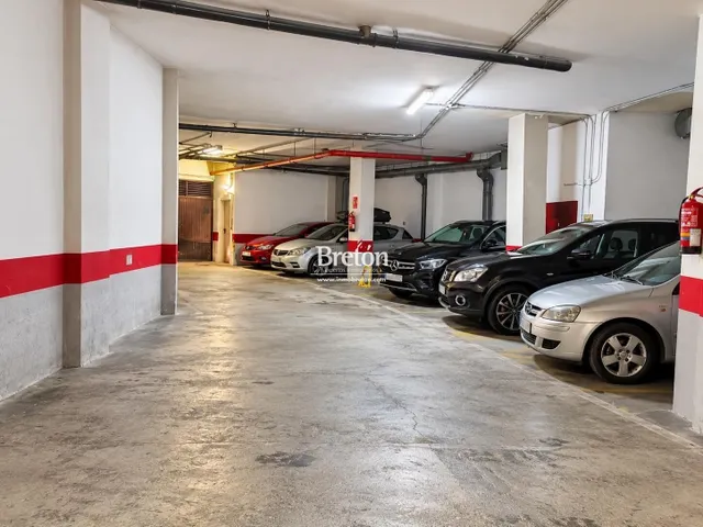 Interesante piso con plaza de garaje y trastero junto a Avenida Goya. — 29