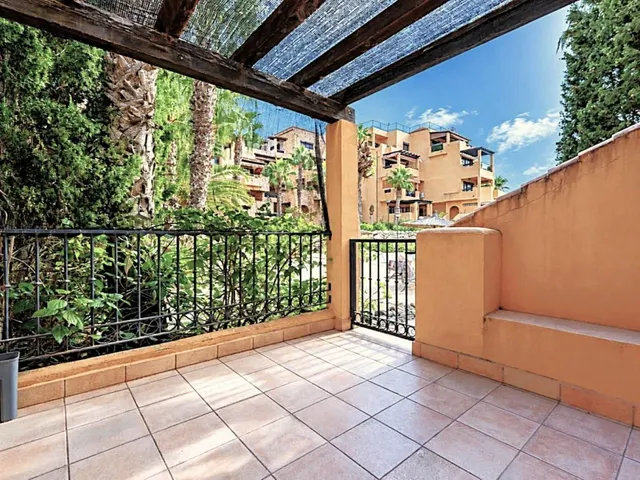 Magnífica y espaciosa casa adosada de 4 plantas (aprox. 176 m2). Varias terrazas y gran zona de piscina comunitaria. Cerca de campos de golf, La Zenia Boulevard, y a poco más de 5 km de las playas. — 41