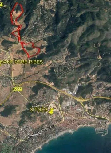 Finca de aprox 67 hectàreas. Con dos casas principales para reformar — 36