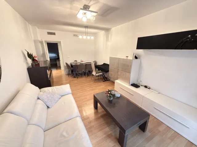 Piso de 3 dormitorios con piscina comunitaria, garaje y tras - foto 4