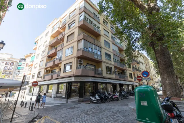 Piso en esquina con terraza y vistas a Plaza Mariana Pineda, Granada — 45