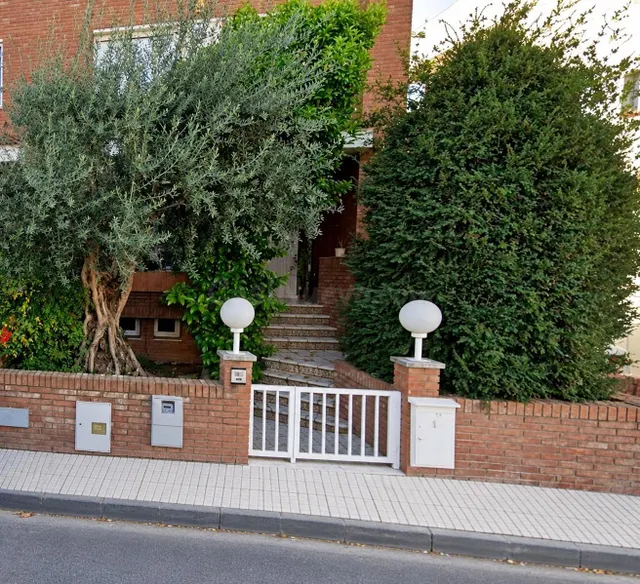 CASA ADOSADA CON TERRAZAS Y GARAJE EN BENAVENT DE SEGRIÀ