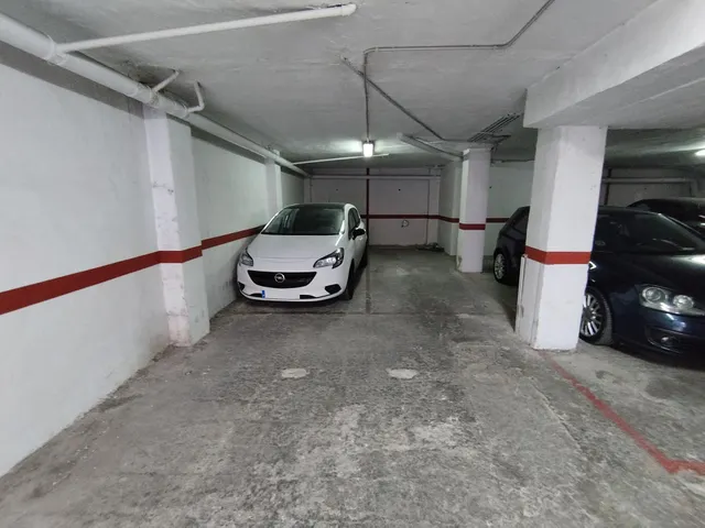 Se vende plaza de garaje para coche pequeño, cerca del paseo marítimo, en Torrevieja. — 4