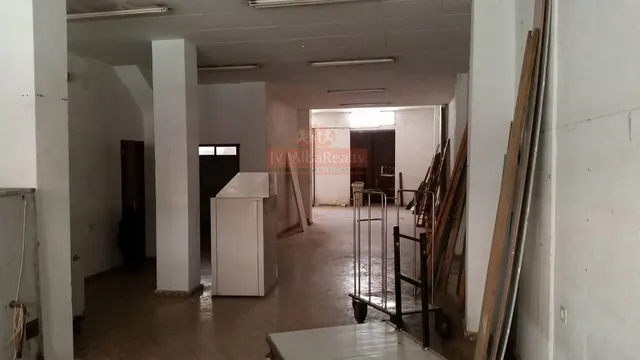 Amplio local con oportunidad de reforma. — 2