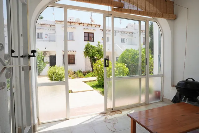Bungalow en planta baja con licencia turística, piscina y garaje – ¡ideal para inversión! — 8