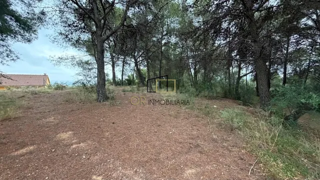 Parcela urbana de 1.294 m2 en Can Coral, Torrelles de Foix - foto 2