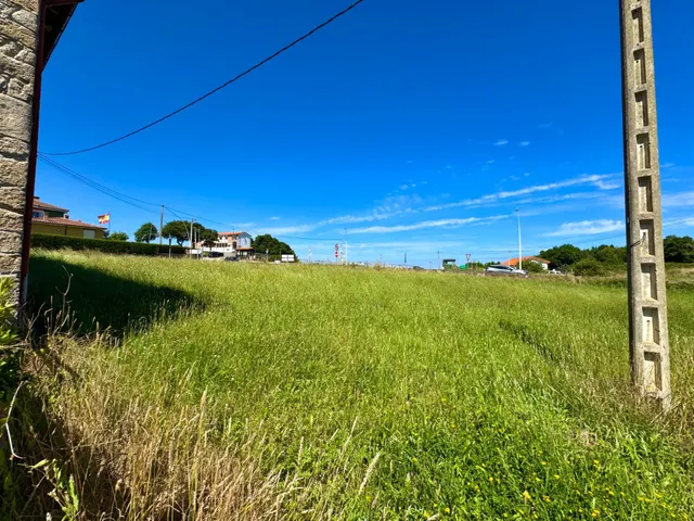 CONJUNTO DE EDIFICACIONES CON TERRENO URBANO EN LA REVILLA. — 40