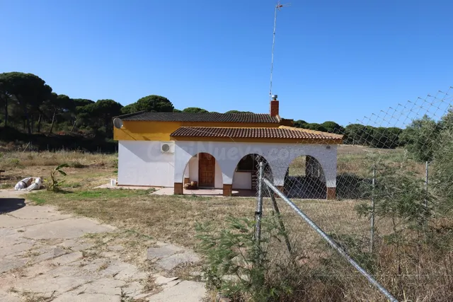 Tradicional casa de campo con amplio terreno y piscina en El
