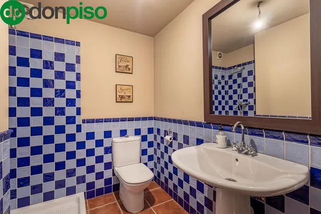 INCREÍBLE CHALET INDEPENDIENTE EN ZONA PRIVILEGIADA — 28