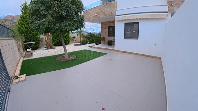 Amplio apartamento de esquina en planta baja con parcela y e - foto 2