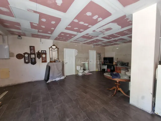 OPORTUNIDAD ÚNICA – Local comercial de 140 m2 en zona de alt - foto 3