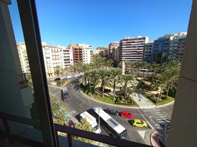 Amplio y Luminoso Piso en el Corazón de Alicante — 2