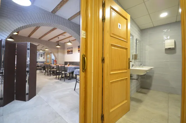 Negocio de restaurante-bar en funcionamiento en local esquinero de 402 m2 — 31