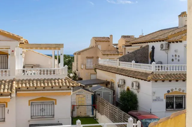 Casa adosada mediterránea con interiores de diseño y vistas  - foto 5