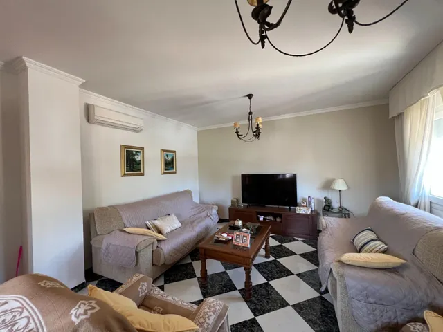 ESPECTACULAR CASA PAREADA EN BENALMADENA 325 M2 — 50