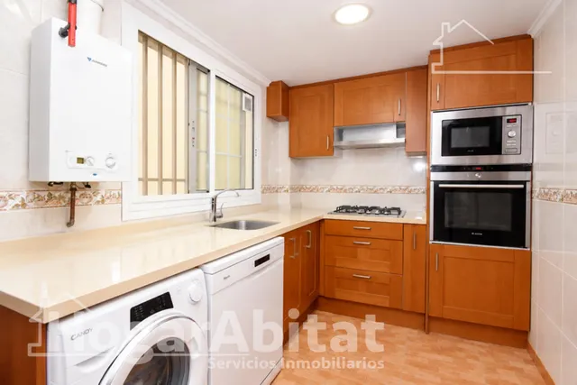 Luz natural y amplitud en este piso esquinero con dos balcones, ascensor y trastero a 100 metros de la playa — 6