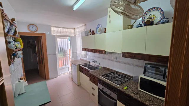 Chalet independiente con gran parcela, jardín y amplias zonas exteriores — 10