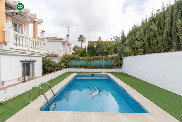 Casa independiente con piscina en La Zubia. — 2