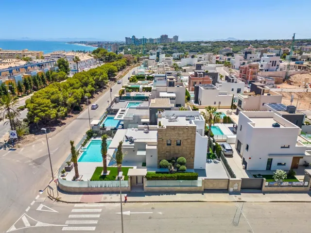 Lujosa villa de obra nueva a un paso de la playa de Campoamo - foto 3