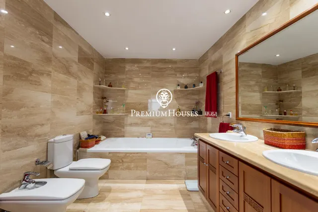 Amplia vivienda con ascensor, patio y terrazas — 22
