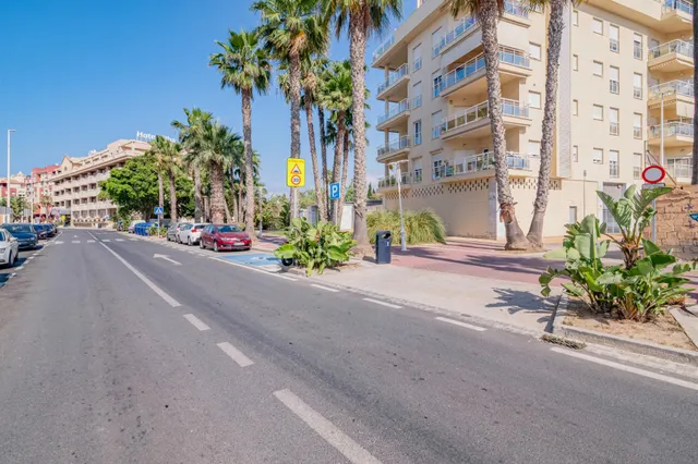 ¡Tu oasis junto a mar! Precioso piso de 2 dormitorios con terraza, piscina y garaje en Playa Poniente, Motril. — 50