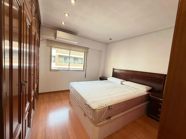 Se alquila amplio piso con plaza de parking — 26