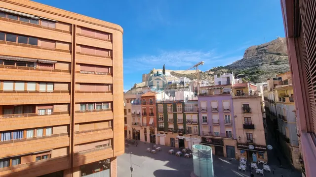 PISO EN LA RAMBLA CON VISTAS AL CASTILLO