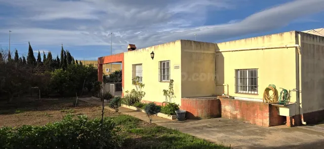 Oportunidad de reforma en amplia parcela con huerto y varios