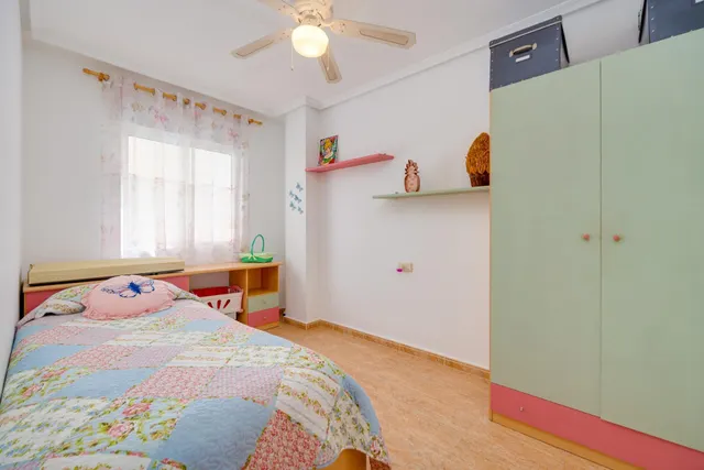 Apartamento de dos dormitorios con piscina comunitaria en el centro de Torrevieja — 8