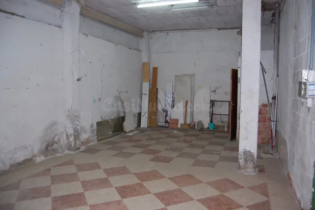 LOCAL DE 100M2 PARA REFORMAR, EN ZONA FERIA . — 5
