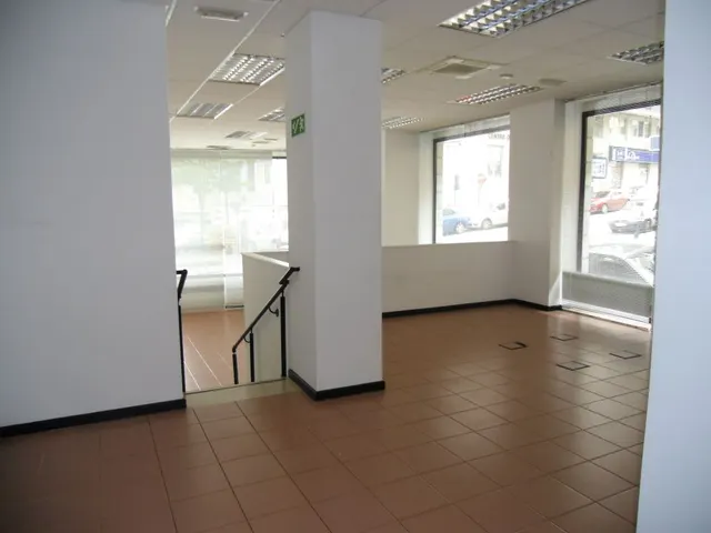ESTUPENDO LOCAL COMERCIAL AL LADO DE LA GRAN VIA Y PASEO CANALEJAS — 3