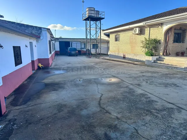 FINCA RÚSTICA HIPOTECABLE CON 2 CASAS, 2 NAVES Y TRASTEROS A - foto 5